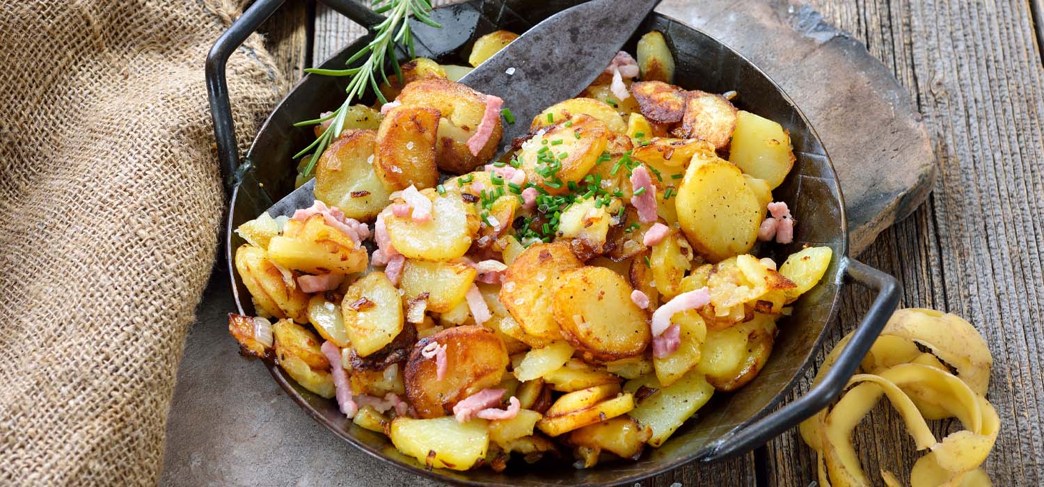 vorgekochte Bratkartoffeln in Pfanne