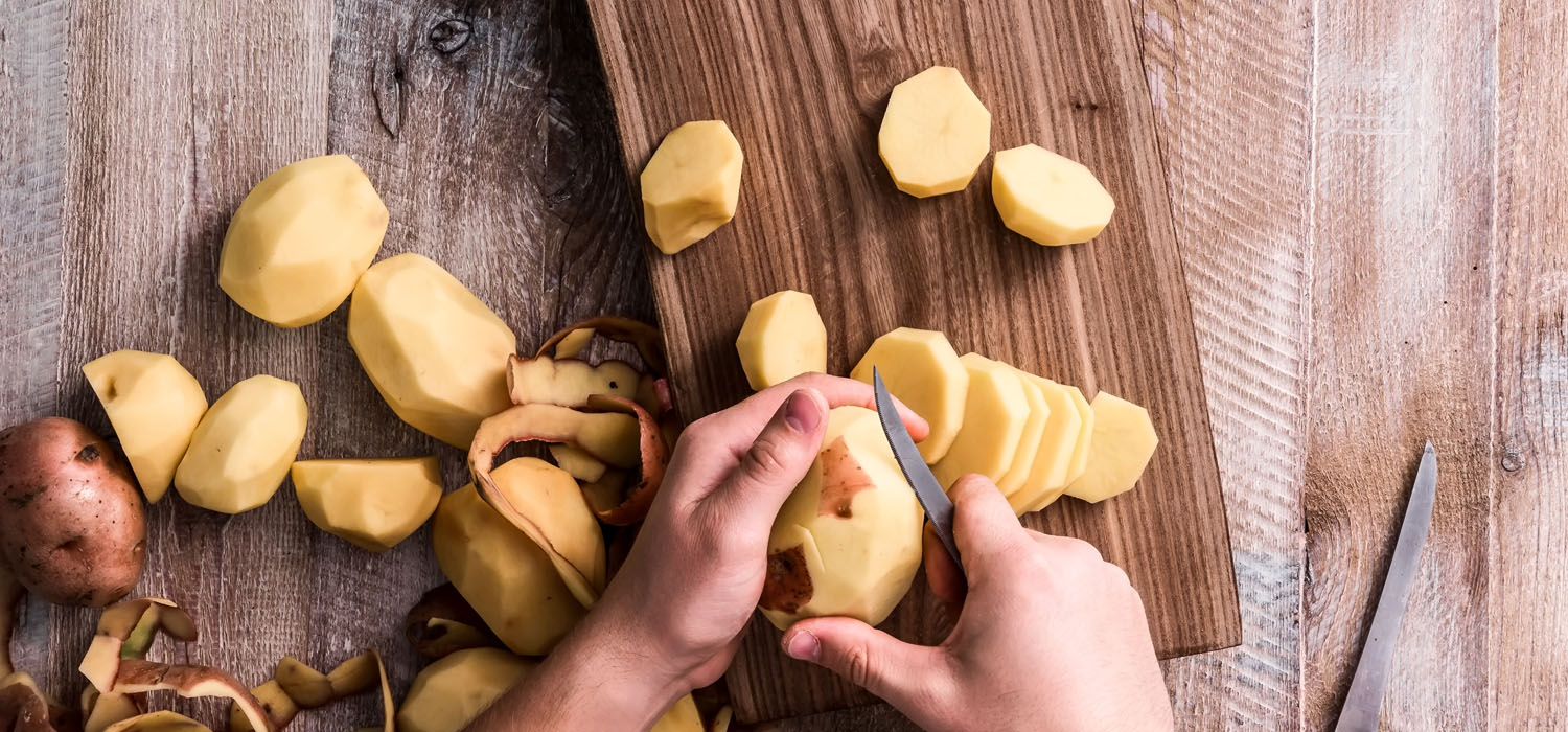 Bratkartoffeln schälen