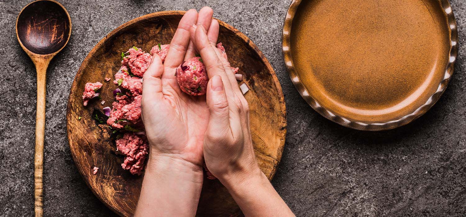 Hackfleisch braten – Hackbällchen formen
