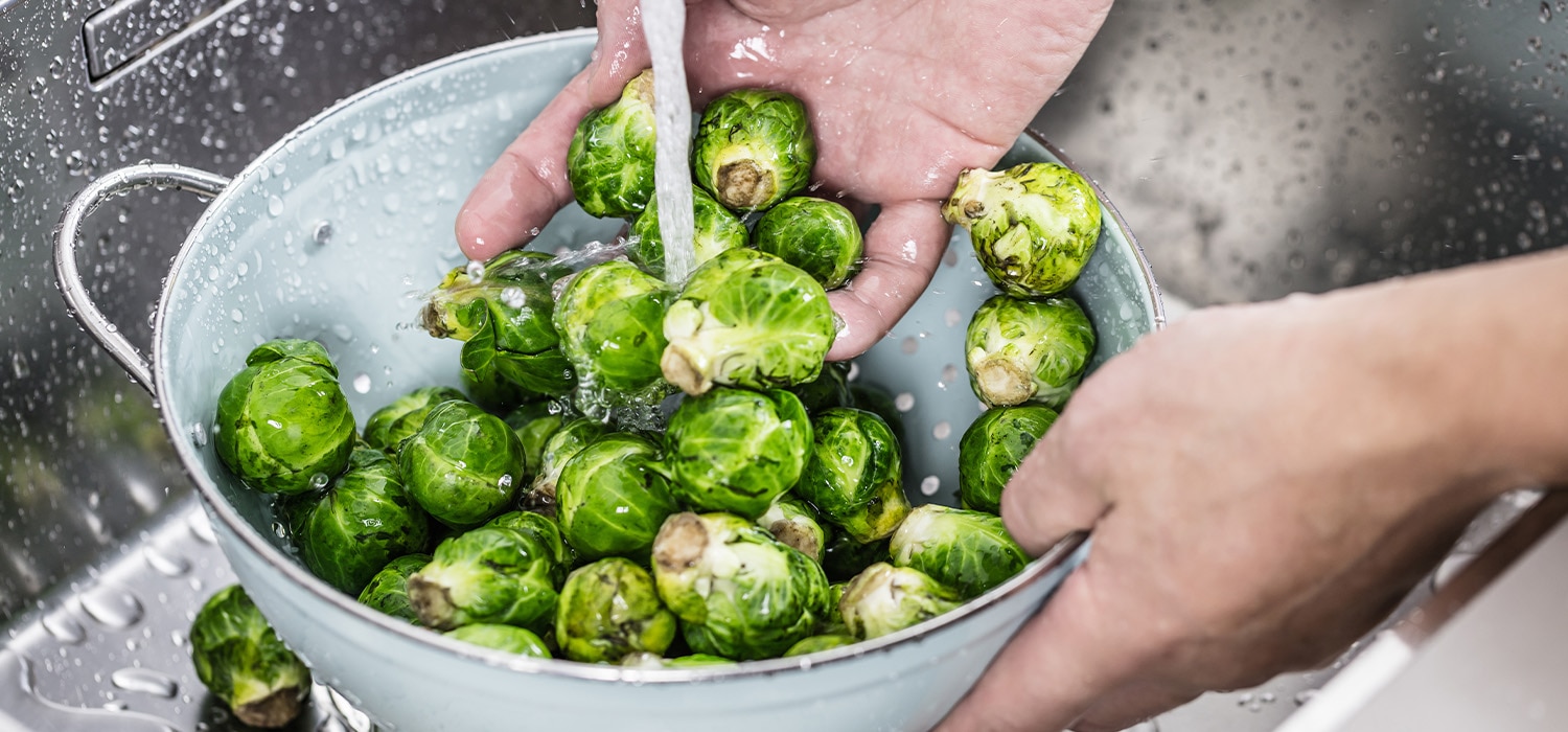 Rosenkohl putzen und schneiden