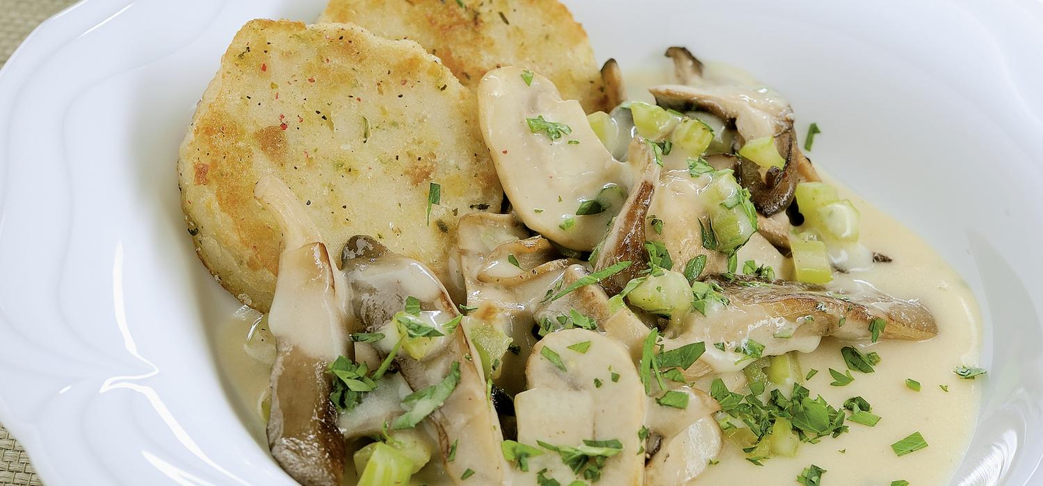 Gebratene Semmelknödel mit Pilz-Staudensellerie-Sauce