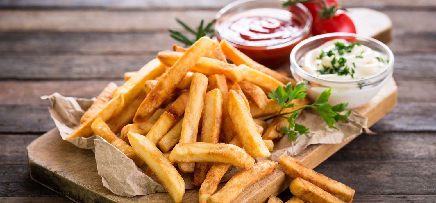 Schnitzel und Pommes mit Ketchup