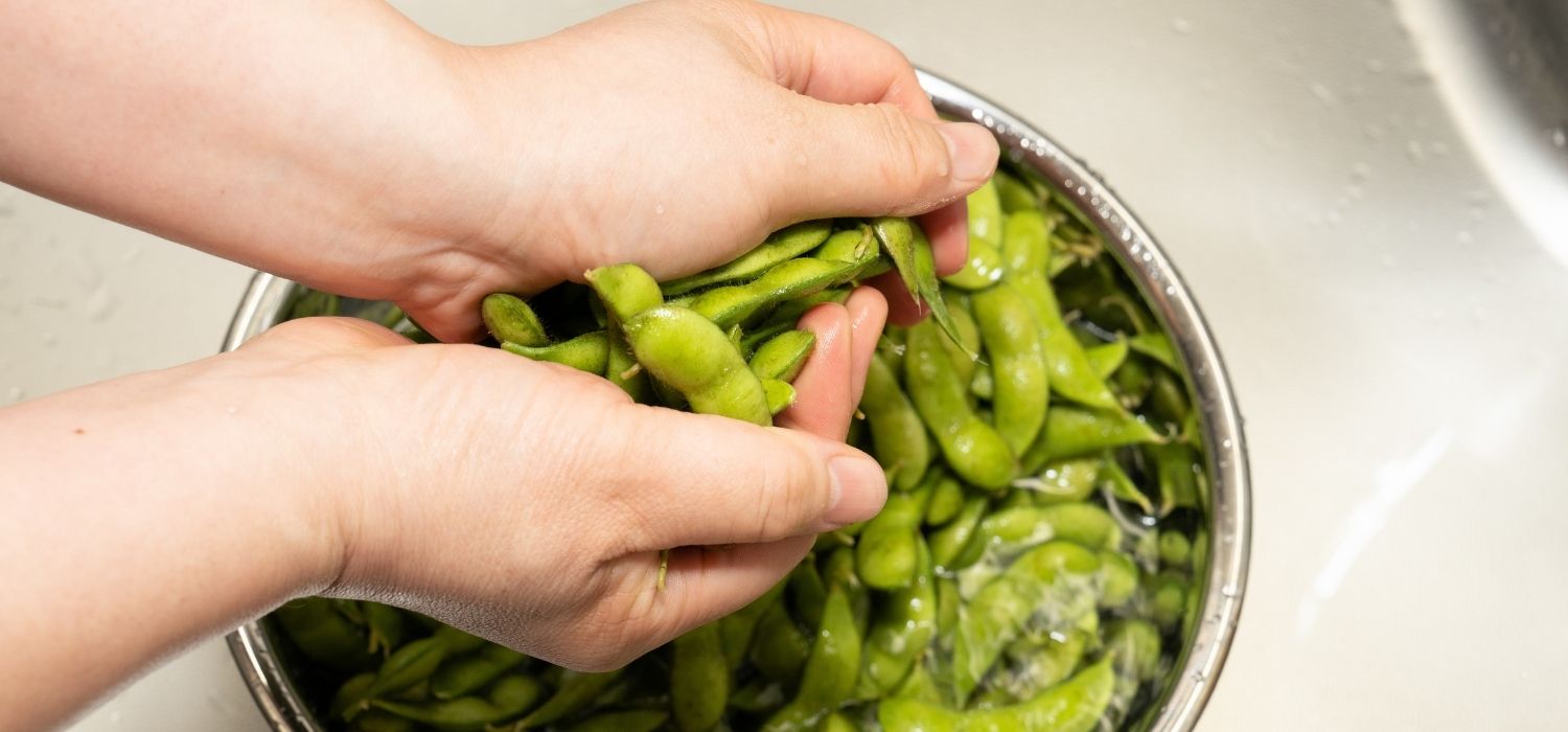 Edamame waschen