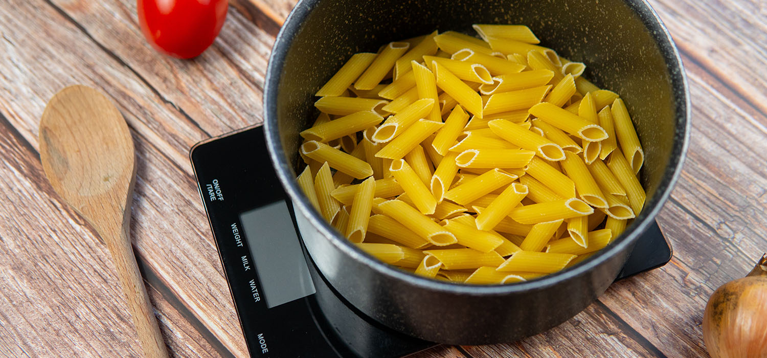 Kurze Nudeln mit Hilfsmittel zuhause richtig portionieren