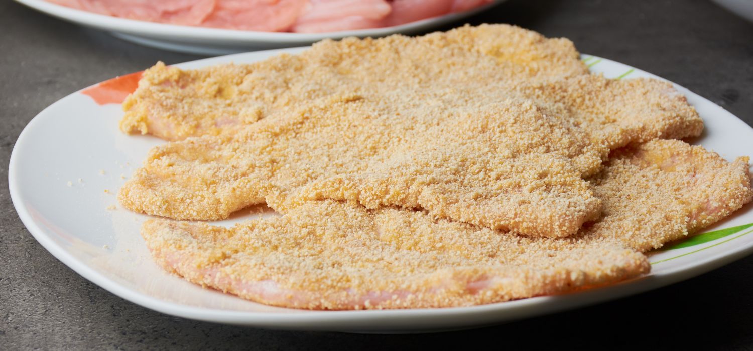 Rohes Schnitzel paniert