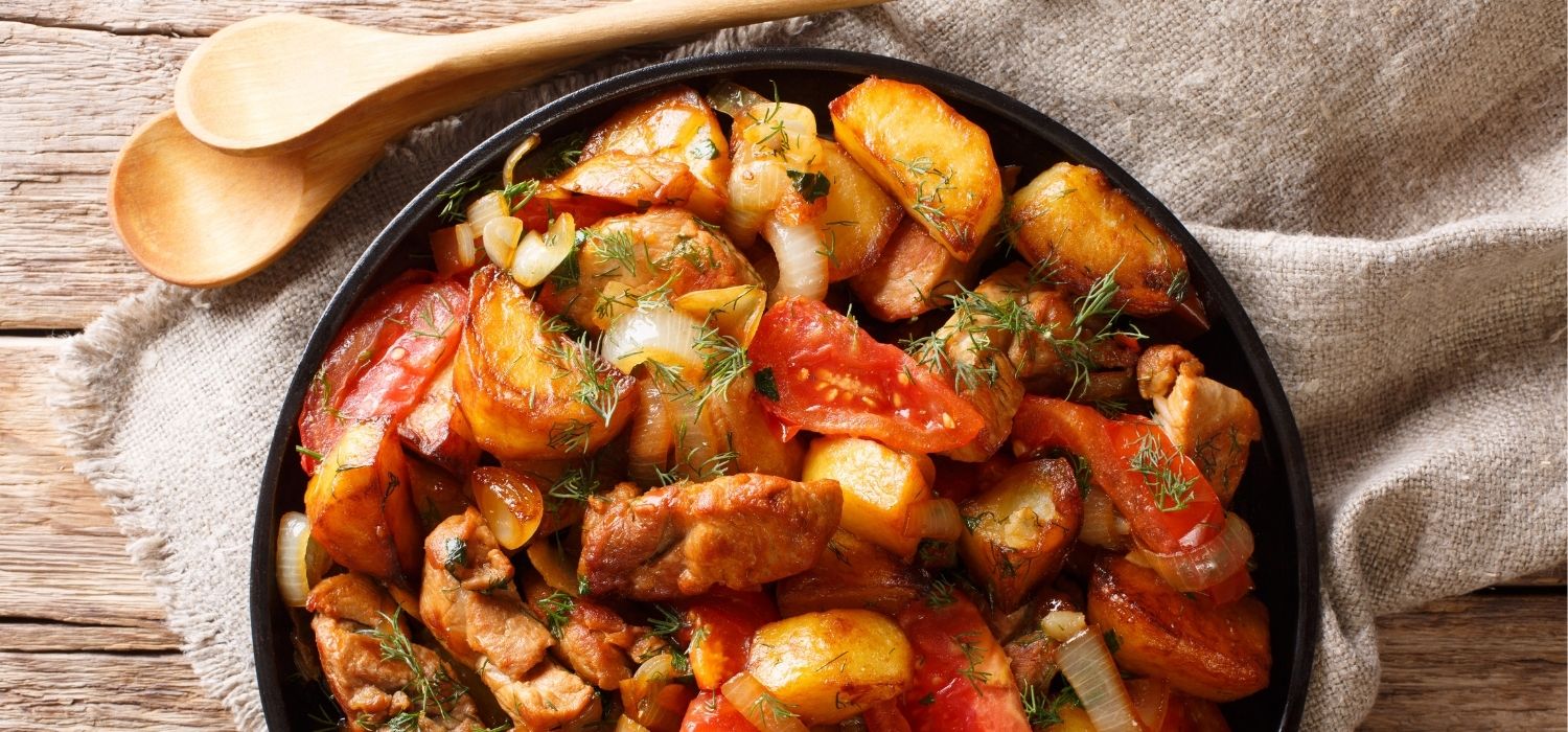 schweinefleisch-tomaten-zwiebeln-kraeuter-gewuerze-pfanne