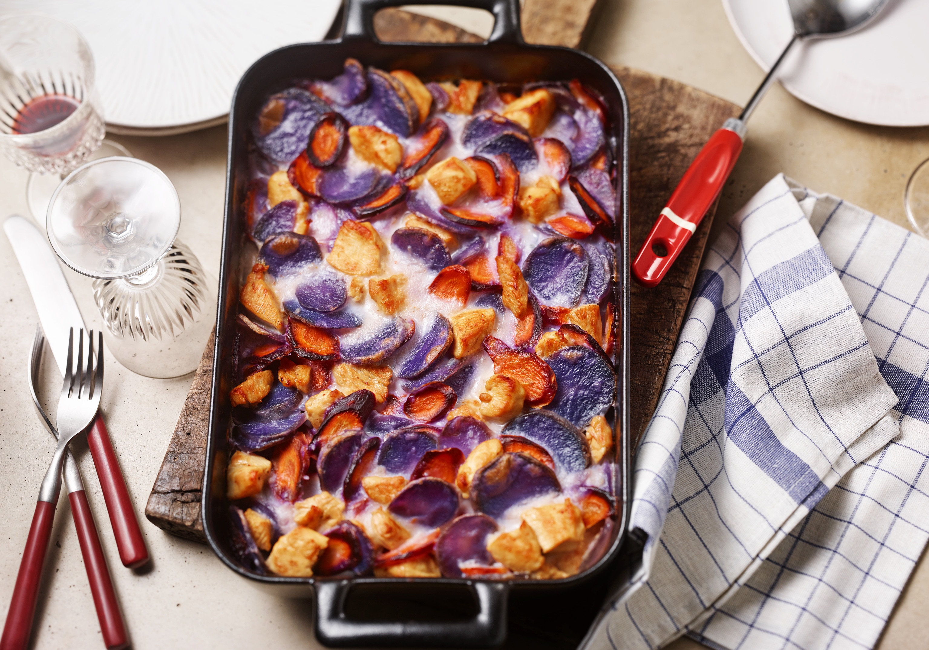 Lila Kartoffel-Urmöhren-Hähnchen-Gratin | maggi.de
